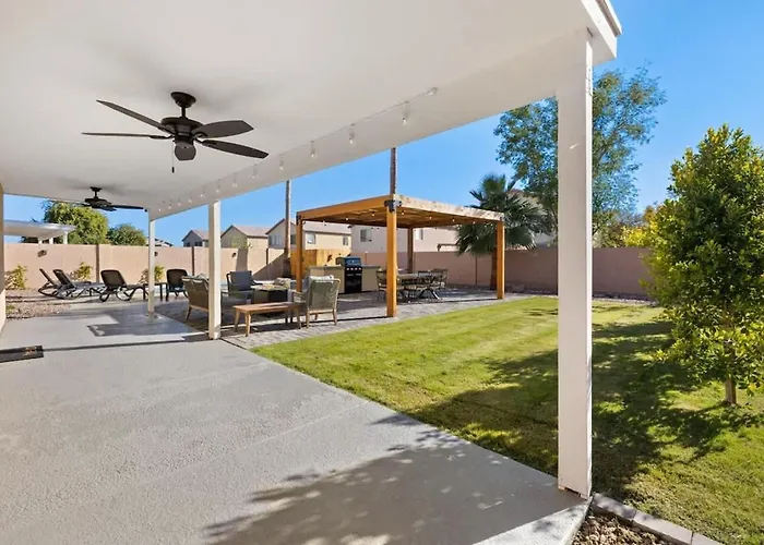 Sun-drenched Terrace: Chic W Grille Firepit Pool Holiday home Glendale