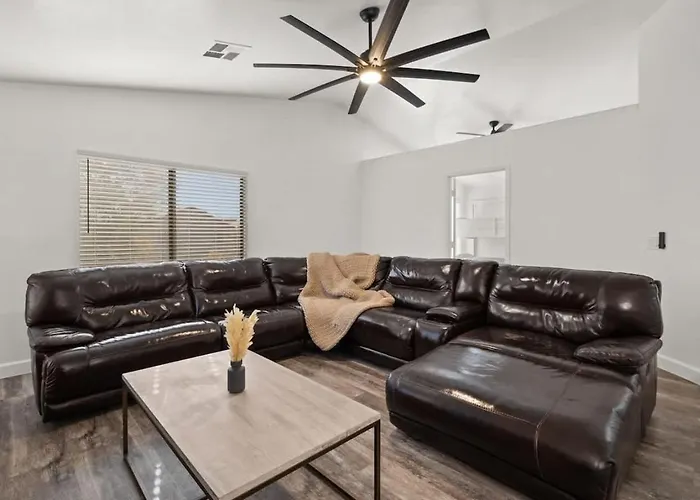 Holiday home Sun-drenched Terrace: Chic W Grille Firepit Pool Glendale