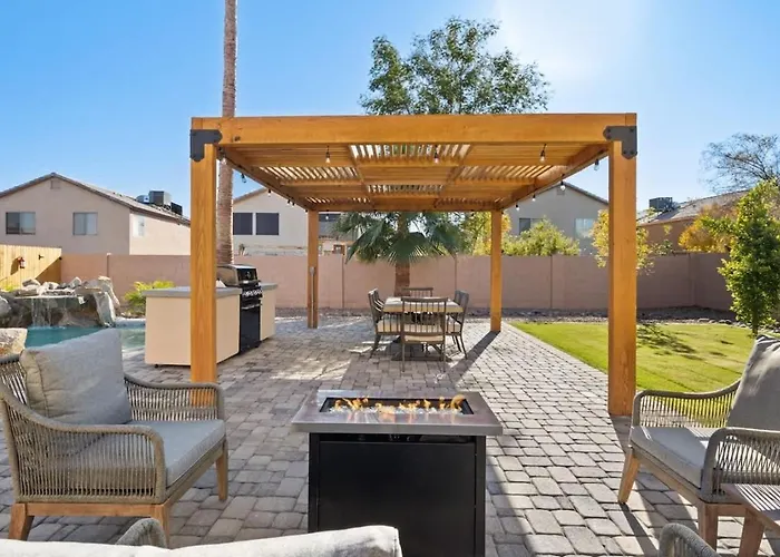 Sun-drenched Terrace: Chic W Grille Firepit Pool Holiday home Glendale
