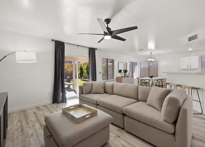 Sun-drenched Terrace: Chic W Grille Firepit Pool Glendale
