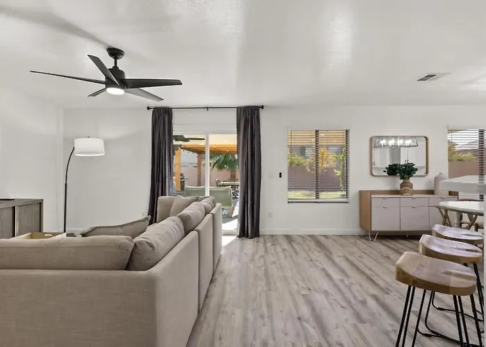 Holiday home Sun-drenched Terrace: Chic W Grille Firepit Pool Glendale