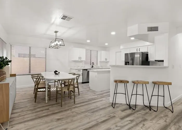 Sun-drenched Terrace: Chic W Grille Firepit Pool Holiday home Glendale