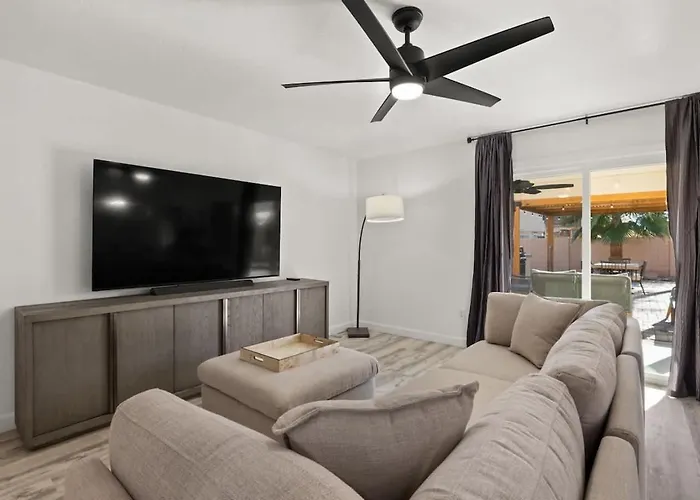 Holiday home Sun-drenched Terrace: Chic W Grille Firepit Pool Glendale