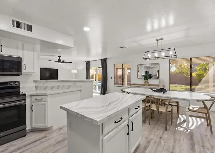 Sun-drenched Terrace: Chic W Grille Firepit Pool Glendale