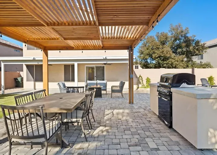 Holiday home Sun-drenched Terrace: Chic W Grille Firepit Pool